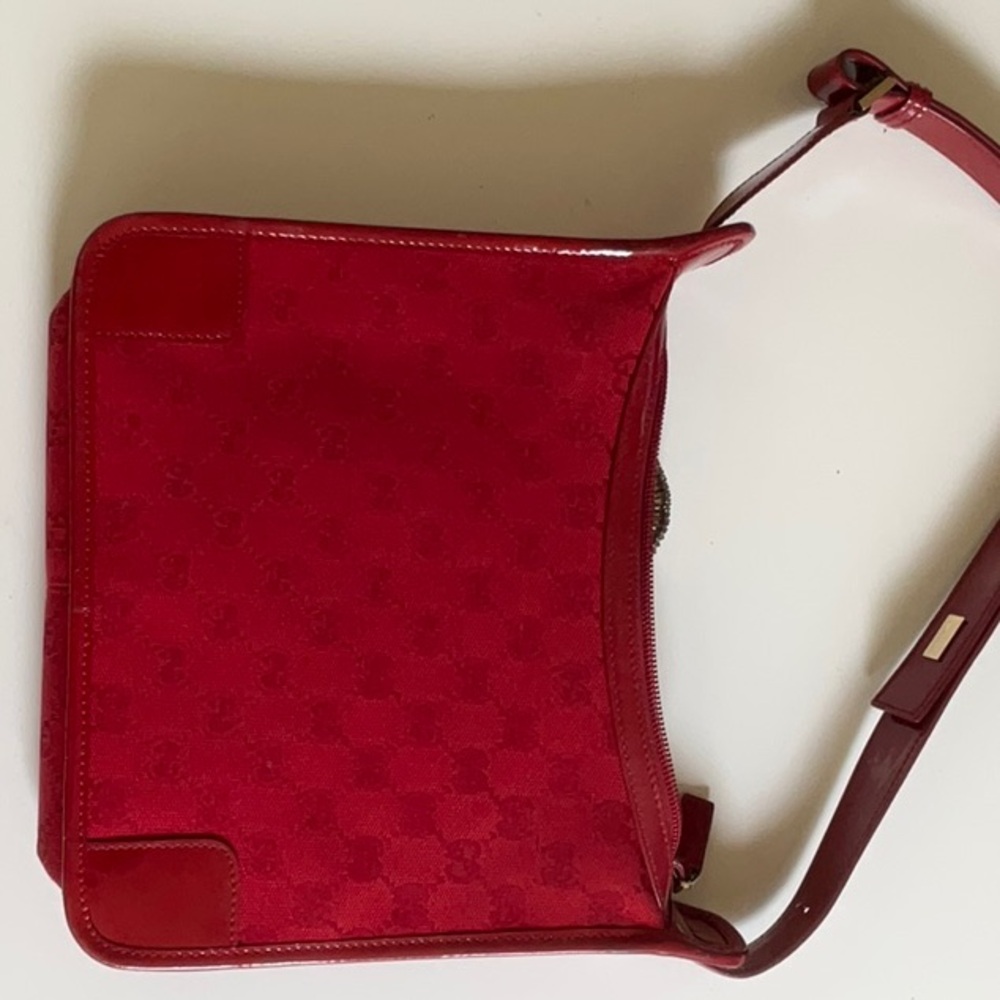 VINTAGE GUCCI SHOULDER BAG
9.5 in wide 7 1/2 in tall DEPTH 8 in by 2 in inside.